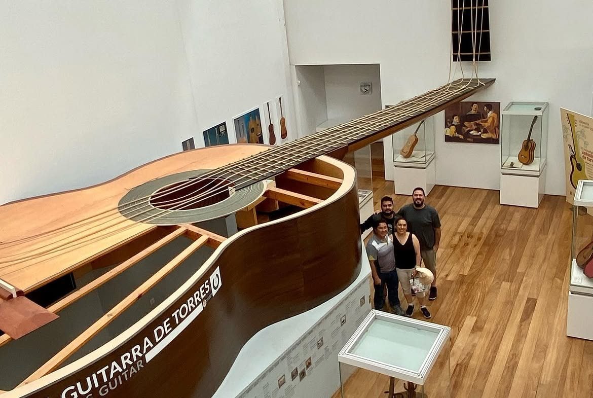 En el Museo de la Guitarra Antonio de Torres, Almería, junto a la guitarra gigante