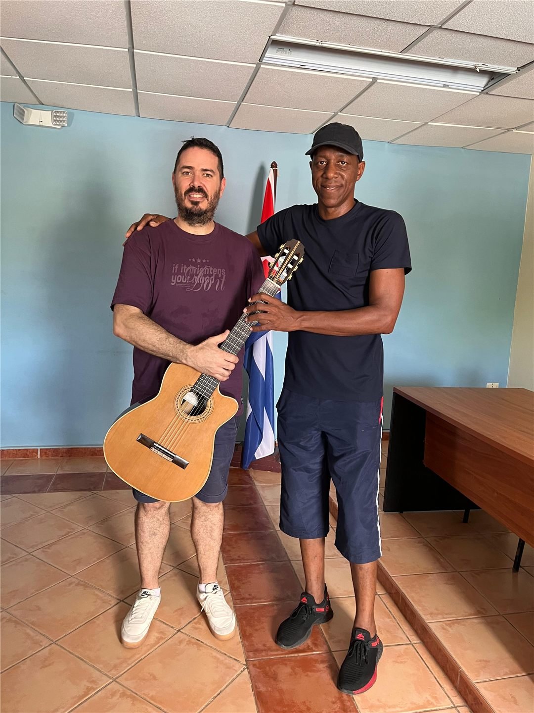 Tras el taller en Cárdenas, Cuba, con una guitarra