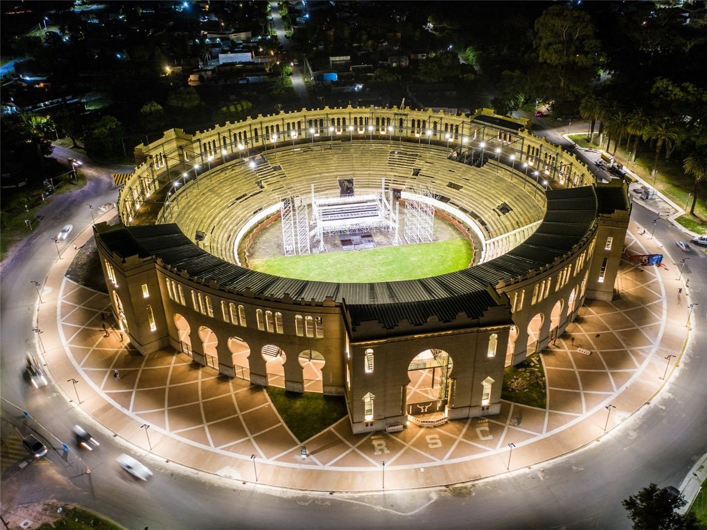 Vista aérea nocturna de la Plaza de Toros de Colonia del Sacramento