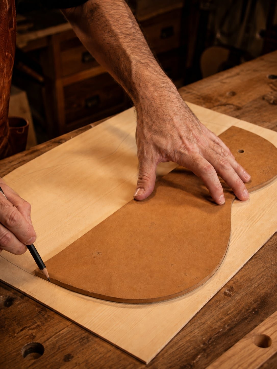 Trazando el contorno de la guitarra sobre la madera, el primer corte