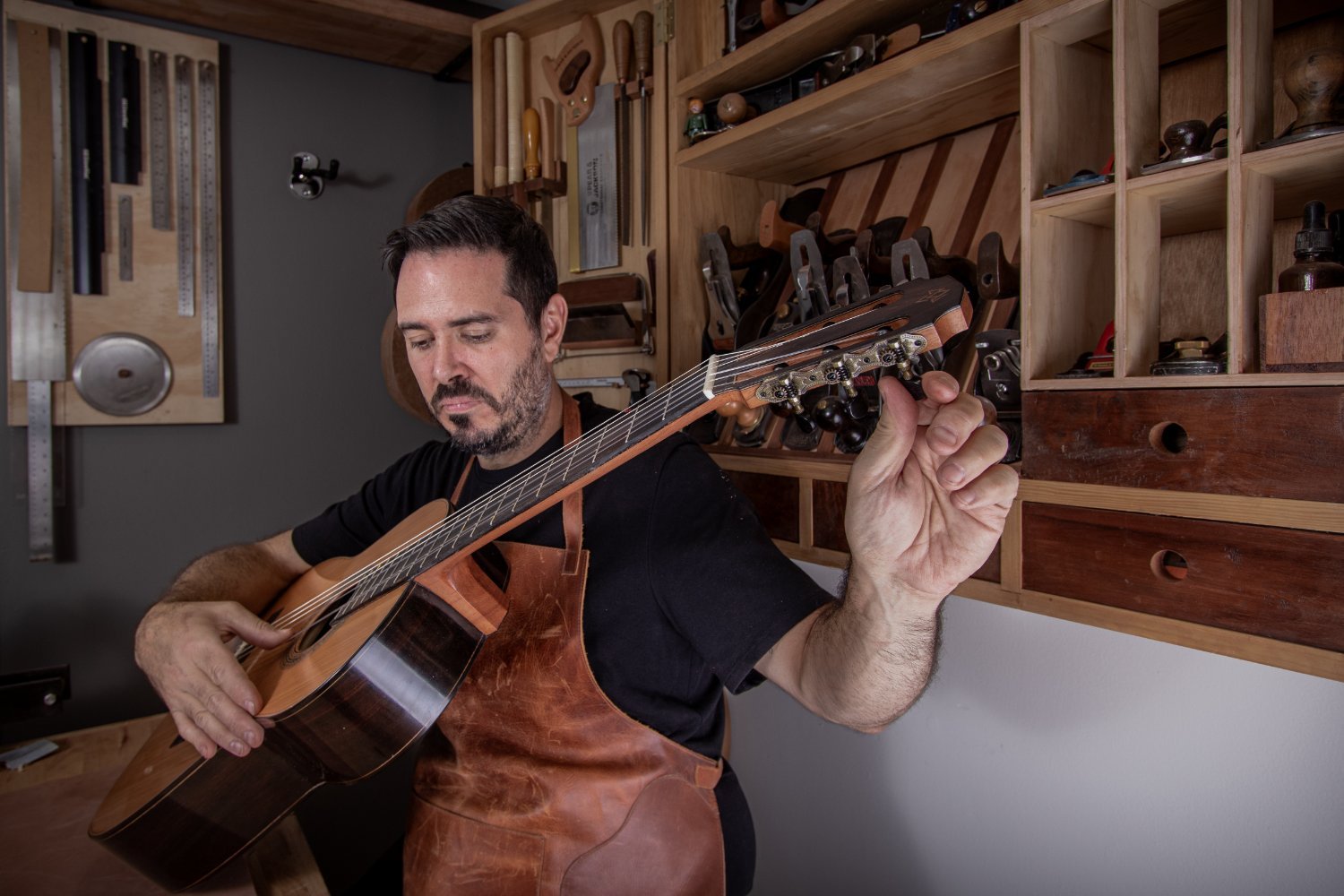 Ricardo probando una guitarra en el taller