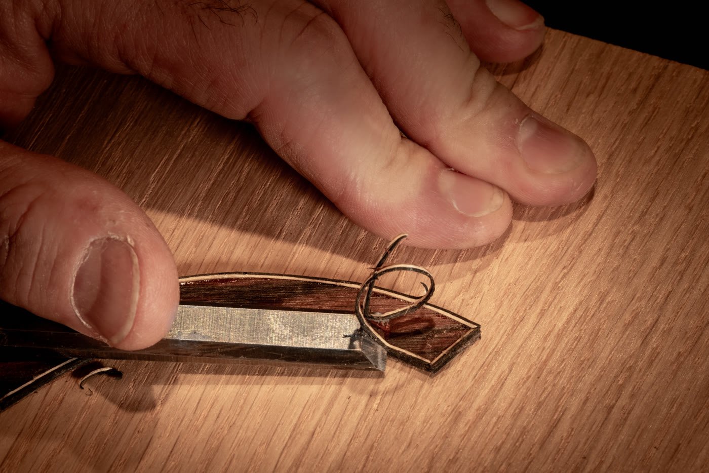 Trabajo de precisión sobre una pieza de madera