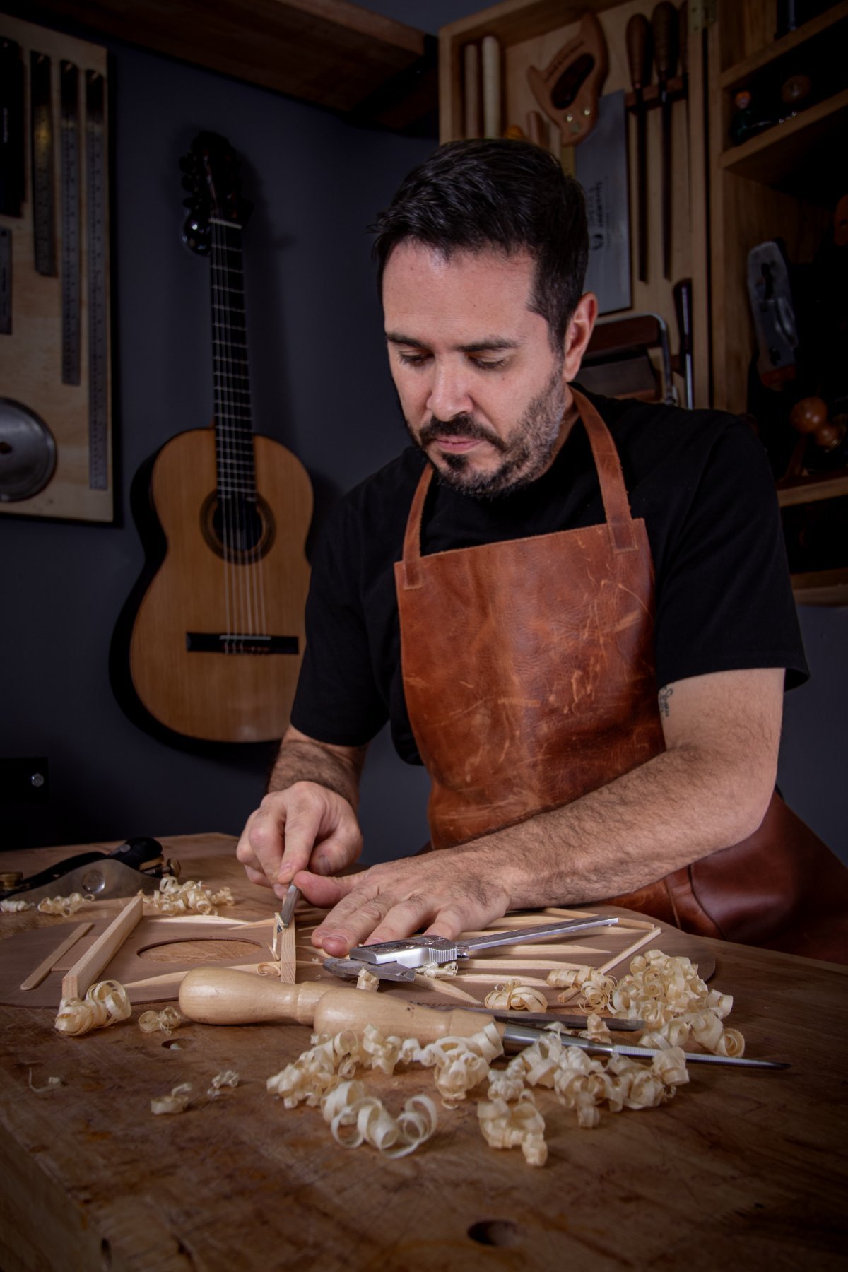 Ricardo trabajando en el taller