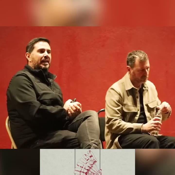 Conversando en el escenario, en Paracho